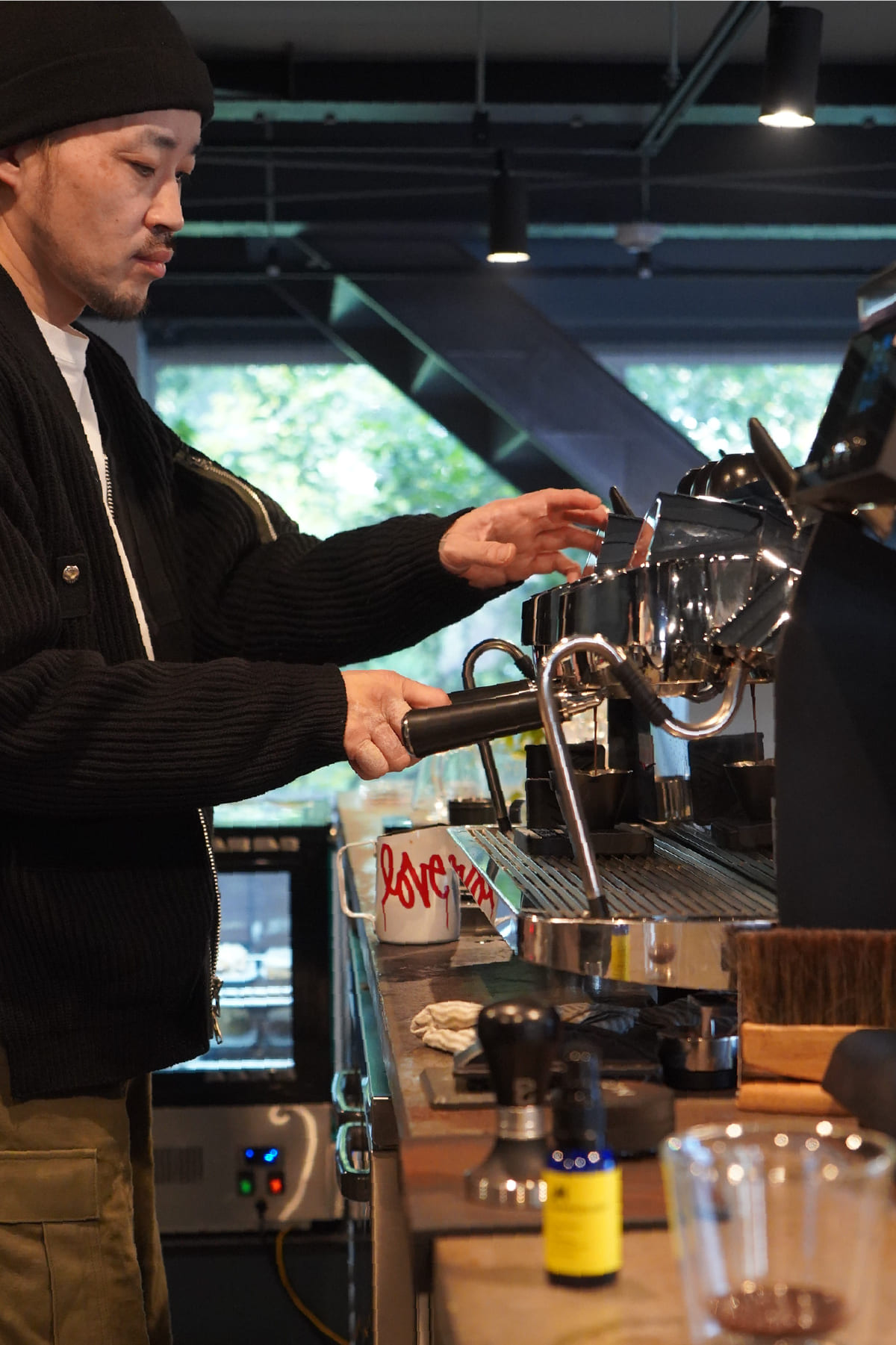 コーヒーを淹れる様子